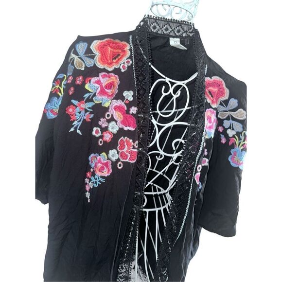 GREAT CONDITION WOMEN Paparazzi Black Embroidered Floral Kimono Crochet Trim Ope - Picture 2 of 10